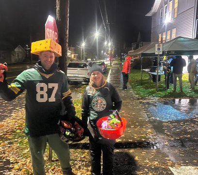 motion halloween, 2 people handing out candy.